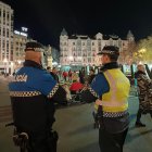 Imagen de archivo de unos agentes de la policía local patrullando en Valladolid.