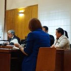 TSJ confima 4,5 años de cárcel a la administrativa que dejó un 'pico' de 158.000 euros en Villamarciel y Villavieja. En primer plano, de espaldas, una testigo y al fondo a su derecha la condenada.