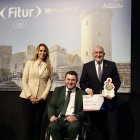 El alcalde de Valladolid, Jesús Julio Carnero, recoge el reconocimiento a la ciudad en la categoría de 'Destino Nacional Inclusivo' en el marco de los II Premios FITUR4all 2025