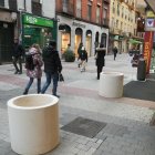 Nuevo mobiliario urbano en la calle Mantería.