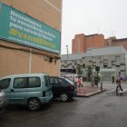 Cartel pidiendo oncólogos para El Bierzo en la calle Doctor Fleming junto al Hospital Clínico de Valladolid.