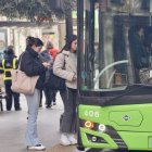 Dos personas se suben al autobús en Fuente Dorada.