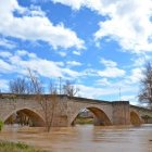 Puente romano sobre el río Duero a su paso por Puente Duero.