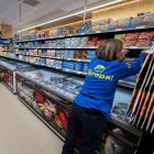Trabajadores de uno de los supermercados de Agropal enValladolid, en una imagen de archivo.