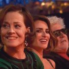 Imagen de archivo de Sigourney Weaver, Penélope Cruz y Pedro Almodóvar en los Premios Goya 2024, junto a una imagen del Pastel de los Goya.