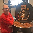 Juanjo muestra el trabajo en su microtostadero de Valladolid.