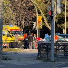 Un equipo sanitario y una dotación de la Policía Local en el lugar de la colisión, en la avenida de Salamanca.