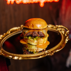 Imagen de la hamburguesa participante El Capricho de Berty´s, de Berty´s Burger Valladolid, en la Plaza Mayor.