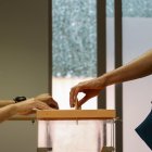 Imagen de archivo de una persona votando.