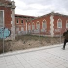Un hombre pasea por los antiguos cuarteles del paseo de Arco de Ladrillo de Valladolid.