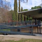 Rampa de accesibilidad en el templete del parque de la Paz de Las Delicias.
