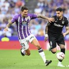 El blanquivioleta Juric pugna por el balón con Miguel, vallisoletano del Leganés.