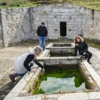 Fuente de La Mora. Estíbaliz Alonso, teniente alcalde, Leandro García, concejal de urbanismo y Sonia Alonso, alcaldesa en la Fuente de La Mora en Siete Iglesias