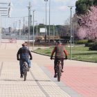Hombres en bicicleta, en una foto de archivo.