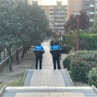 Dos agentes de la Policía Local paseando por Valladolid