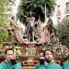 Paso de la Entrada Triunfal de Jesús en Jerusalén, más conocido como 'La Borriquilla', en el inicio de la Procesión de las Palmas de este domingo, antes de ser interrumpida por la lluvia.