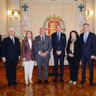 El alcalde de Valladolid, Jesús Julio Carnero, recibe a embajadores de siete países y les invita a vivir la Semana Santa en la ciudad.