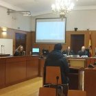 Uno de los policías en el juicio sin acusado.