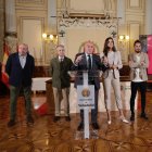 De izquierda a derecha Jaime Fernández, Pablo Sáez, Jesús Julio Carnero, Blanca Jiménez y Francisco Javier Rodríguez en la presentación de 'Vino + Tapas'.