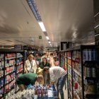 Trabajadores de un supermercado repartiendo agua