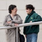 Cristian, joven vallisoletano transexual, junto a su madre Mar