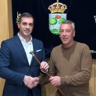 Roberto Fernández recibe el bastón de mando de Fernando de la Cal
