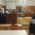 El matrimonio acusado de traficar en el Barrio de España pacta un año y diez meses y no entrará en prisión.

Un año y diez meses de prisión, que no llegarán a cumplir, frente a los cuatro que inicialmente solicitaba para ellos la fiscal del caso, es el ventajoso acuerdo alcanzado esta mañana en la Audiencia de Valladolid por los integrantes del matrimonio detenido en agosto de 2023 por la Policía Nacional bajo la acusación de traficar al 'menudeo' en el Barrio de España.

POLITICA CASTILLA Y LEÓN ESPAÑA EUROPA VALLADOLID