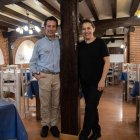 Ramón Sánchez y Maleni Gómez, en el comedor del restaurante albercano El Encuentro.