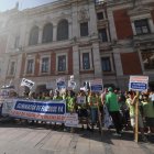 Protesta del sindicato SPPM de policías locales de Valladolid en la plaza de la Rinconada.