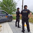 Dos agentes de la Policía Nacional en Valladolid.

Agentes de Policía Nacional de Valladolid han detenido, y posteriormente puesto en libertad, a un hombre como presunto autor de cuatro delitos de robo con fuerza en vehículos estacionados, tres de ellos en una misma noche.

SOCIEDAD 
POLICÍA NACIONAL