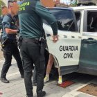 La Guardia Civil detiene a dos personas porrobar ropa en el Rio Shopping.