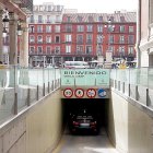Entrada al parking de la Plaza Mayor de Valladolid por la calle Manzana.