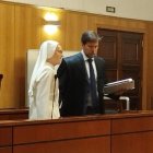 La monja, en una imagen del juicio junto a su abogado.