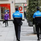 Patrulla de agentes de la Policía Municipal en Valladolid