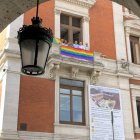 El PSOE de Valladolid coloca la bandera LGTBI en la ventana de sus dependencias en el Consistorio, imagen de archivo.