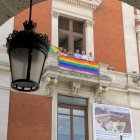 El PSOE de Valladolid coloca la bandera LGTBI en la ventana de sus dependencias en el Consistorio, imagen de archivo.
