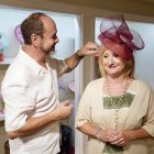 La consejera de Industria, Comercio y Empleo, Leticia García, se prueba una de las creaciones de Pablo y Mayaya.