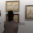 Una mujer contempla algunas obras de la exposición