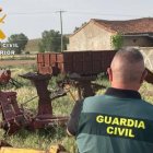 Agente de la Guardia Civil en la finca del empresario investigado.