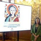 Virginia Guadarrama junto con el polémico cartel de las fiestas de Valladolid.