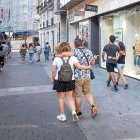 Transeúntes en la calle Santiago de Valladolid en una foto de archivo.