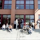 Estudiantes a las puertas del Aulario en Valladolid.