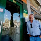 El presidente de la Federación, Fernando Álvarez, junto a un bloque de pisos turísticos en Valladolid