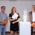 Imagen del concejal de Comercio, Mercados y Consumo con el presidente de ACEVA y la ganadora del concurso