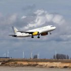 Un avión de Vueling despega de Villanubla, en una imagen de archivo.