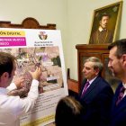 Sanz Merino y David Esteban observan el proyecto en la firma del protocolo para mejorar la travesía de la VA-913.