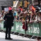 Varias personas protestan contra la participación del equipo ciclista Israel-Premier Tech en la Vuelta a España 2025, en Girona