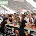 Ambiente en las casetas regionales el día de la inauguración oficial.