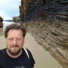 Eduardo Juárez posa en la playa de Las Catedrales.