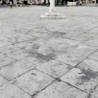 Imagen del estado del pavimento de la plaza de San Pablo tras el paso de la Vuelta Ciclista.